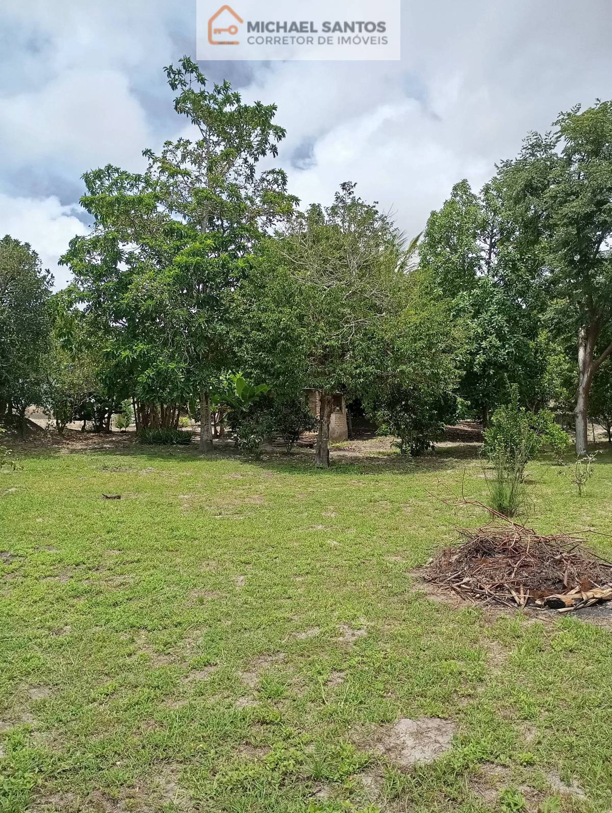 Sítio com casa, Vitória da Conquista, próximo a UESB, pomar diverso, cercado, apenas 500 metros da UESB, vista linda para cidade, oportunidade única!!