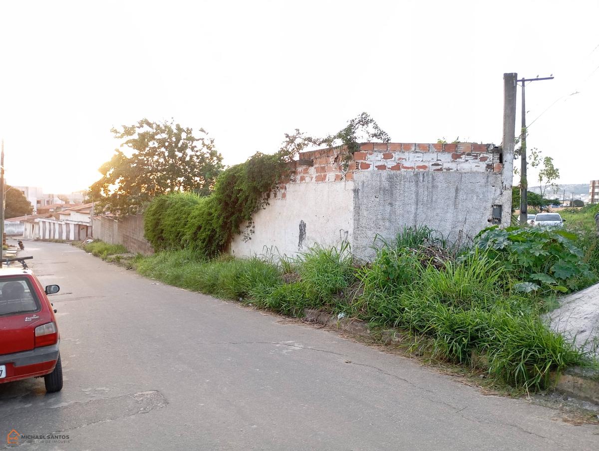 Terreno murado de esquina, Vitória da Conquista, Bahia, terreno planoas margens da rodovia Rio Bahia, ideal para comércio, agente logo sua visita!